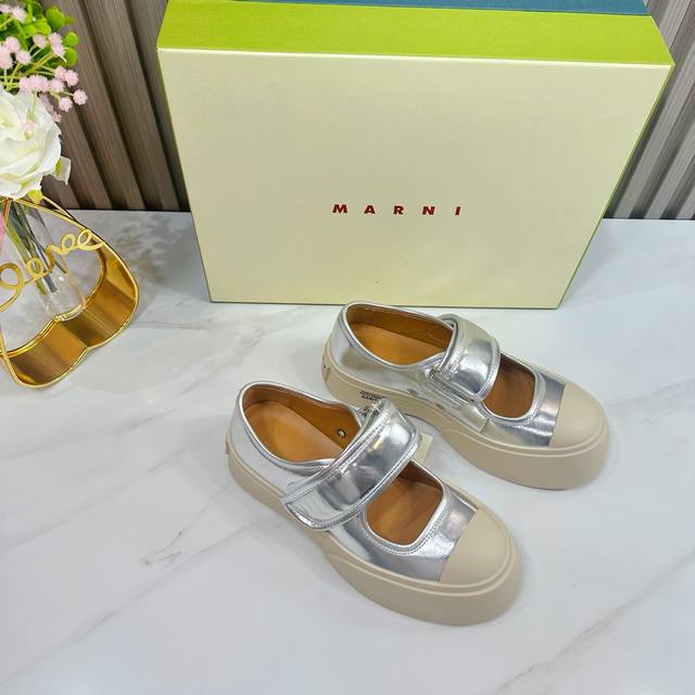 Marni 新品 全新设计风格，原版定制，大气时尚 面料 牛皮 内里 牛皮 鞋底 原版原色橡胶大底 优雅风格 创造不一样的感觉 专柜包装 简约气质款式！ Sho